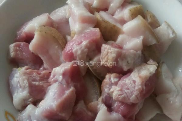 红烧肉炖土豆的做法图解1