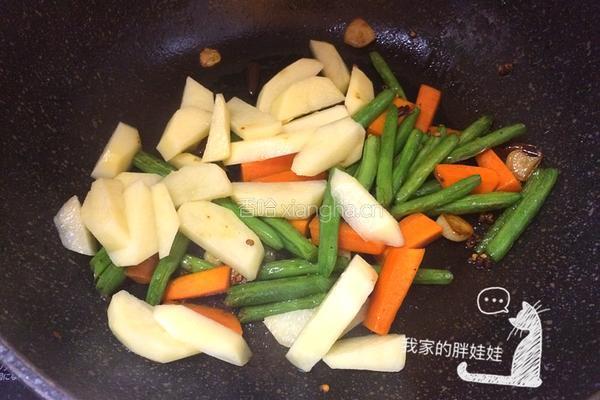 土豆焖豆角的做法图解6