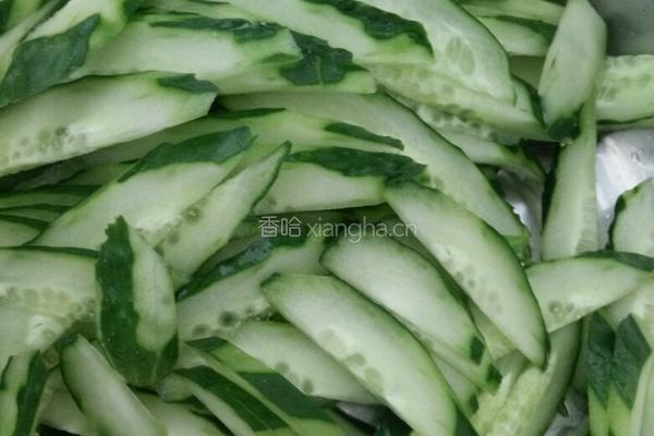 青瓜炒花肉的做法图解1