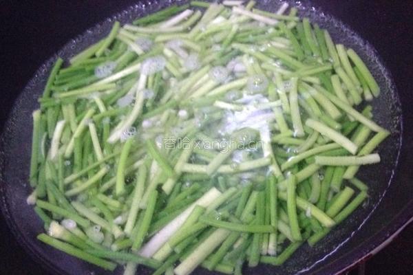 蒜苗炒肉片的做法图解3