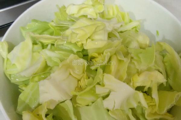 速炒手撕包菜的做法图解1