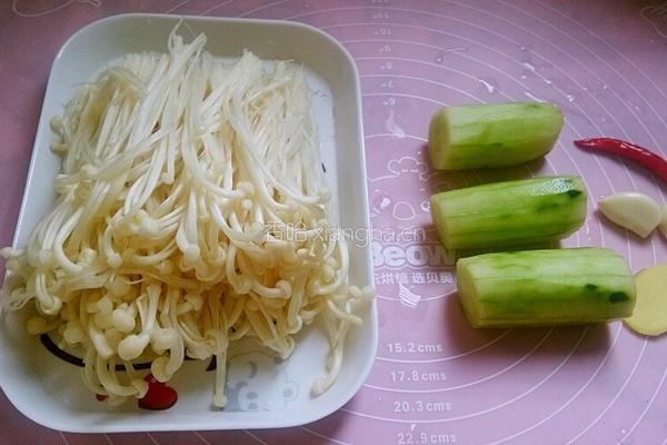 凉拌金针黄瓜的做法图解1