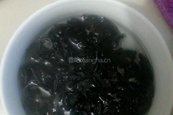 鸭腿烧黑木耳的做法图解1