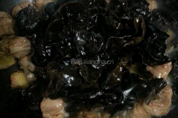 鸭腿烧黑木耳的做法图解4