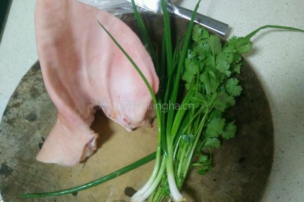 电饭煲版闷猪耳的做法图解1