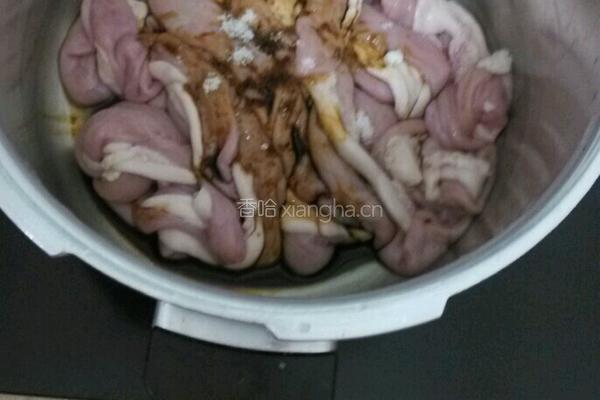 卤酱油猪小肠的做法图解4