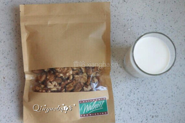 【餐桌上的旅行】核桃仁黑豆奶的做法图解1