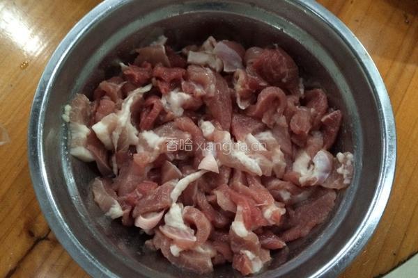 青瓜炒猪肉的做法图解1