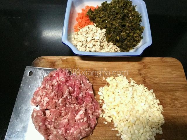 趁酵发面团时，准备图中食料炒制馅料用。
