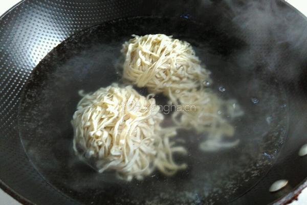 青菜鸡蛋面的做法图解2