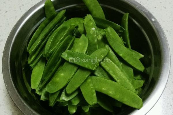 荷兰豆炒香肠的做法图解1