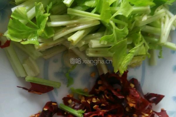 芹菜炒牛肉的做法图解2