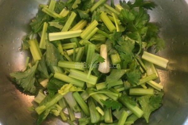芹菜炒黄豆芽的做法图解2