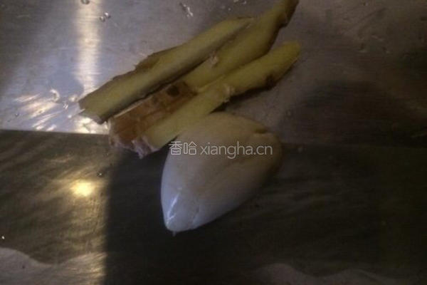 芹菜炒黄豆芽的做法图解3