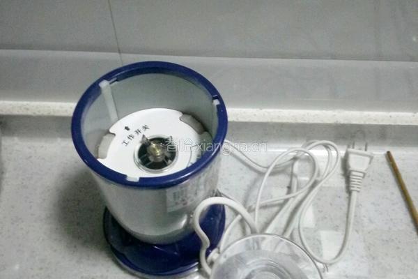 自制菠萝果酱的做法图解1
