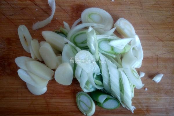 鲜蘑炒干豆腐的做法图解1