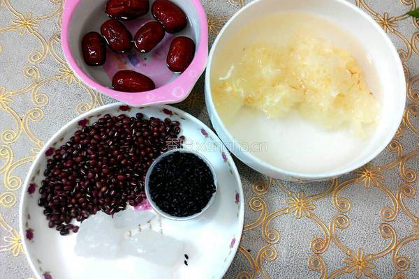 红豆黑米粥的做法图解1