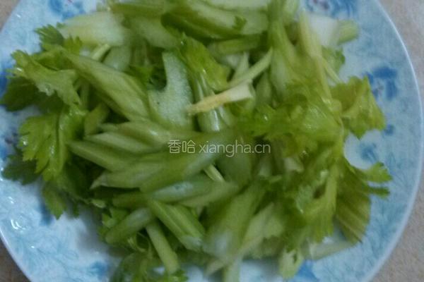 芹菜炒肉的做法图解2