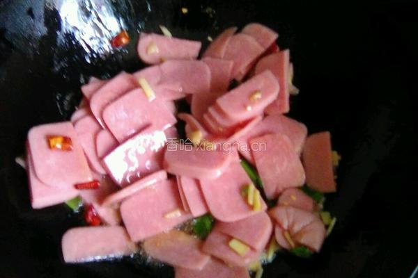 西葫芦炒香肠的做法图解3