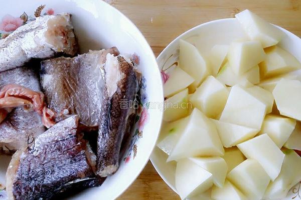 红烧鳕鱼炖土豆的做法图解1