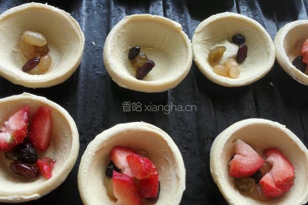【餐桌上的旅行】草莓蜜豆蛋挞的做法图解4
