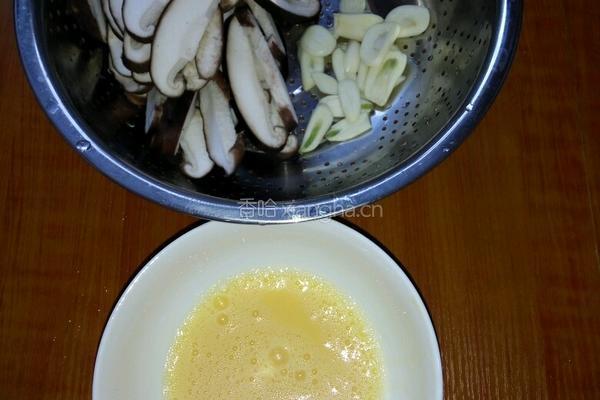 香菇蛋花汤的做法图解2