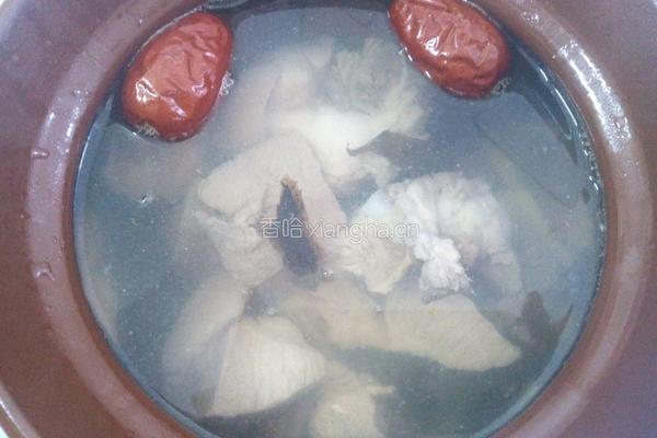 白菜干猪踭汤的做法图解6