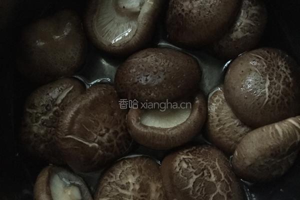 香菇炒肉的做法图解2