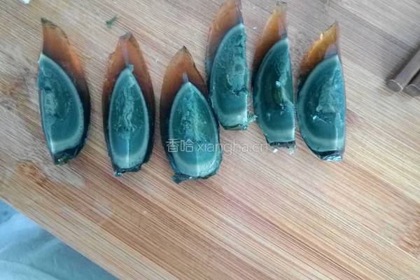 皮蛋拌豆腐的做法图解3