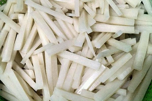 大蒜炒年糕的做法图解3
