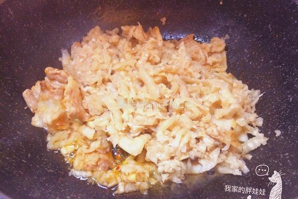 酸菜炖五花肉粉条的做法图解3