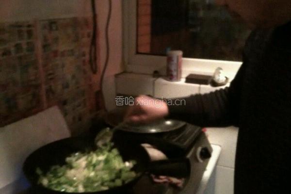 为女王做道菜洋葱炒西芹的做法图解2