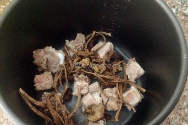 茶树菇排骨汤的做法图解5