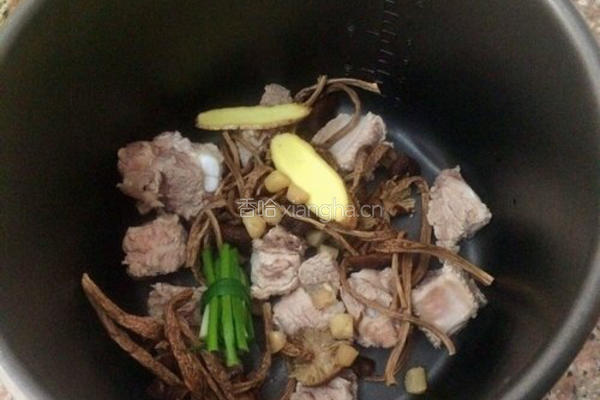茶树菇排骨汤的做法图解6