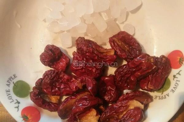 银耳红枣汤的做法图解2