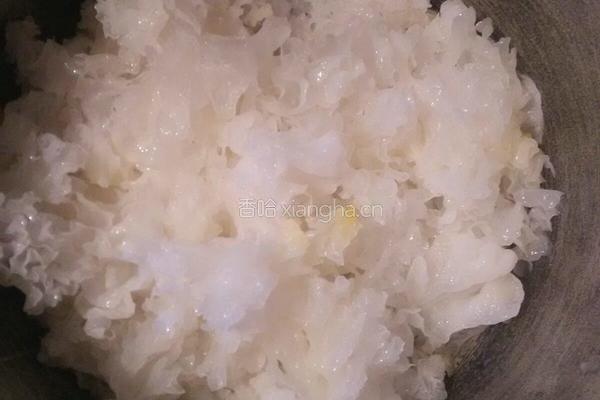 银耳红枣汤的做法图解3