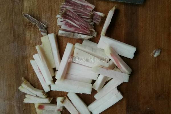 腊肉炒菜臺的做法图解1
