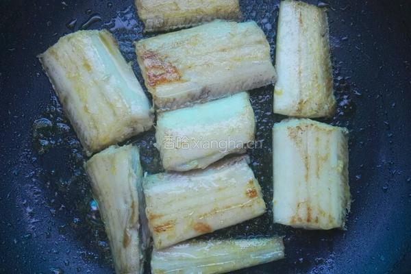 今天为慈母做道菜～红烧带鱼的做法图解3