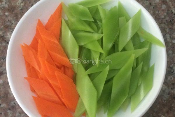 腊肠炒莴笋的做法图解1
