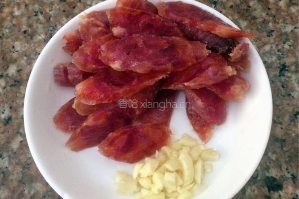 腊肠炒莴笋的做法图解2