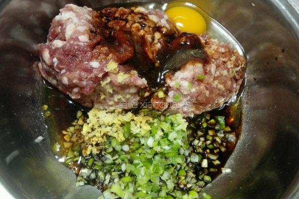 猪肉大葱馅饼的做法图解1