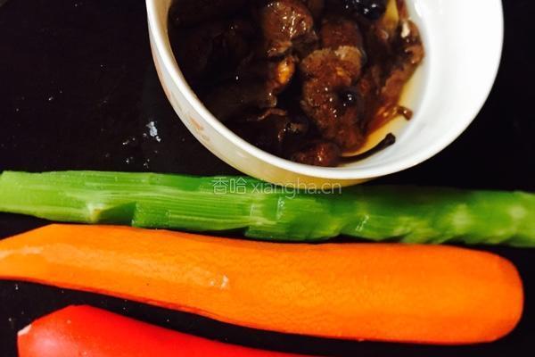 胡萝卜炒火腿肠的做法图解1