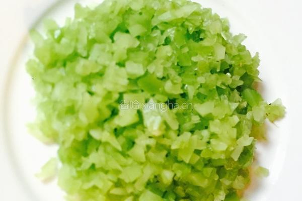胡萝卜炒火腿肠的做法图解3
