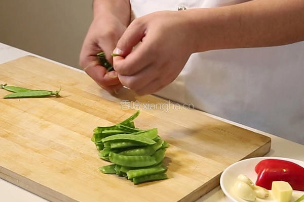 荷兰豆炒腊味的做法图解1