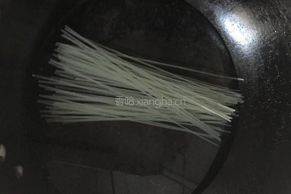 豆芽菜炒粉的做法图解1