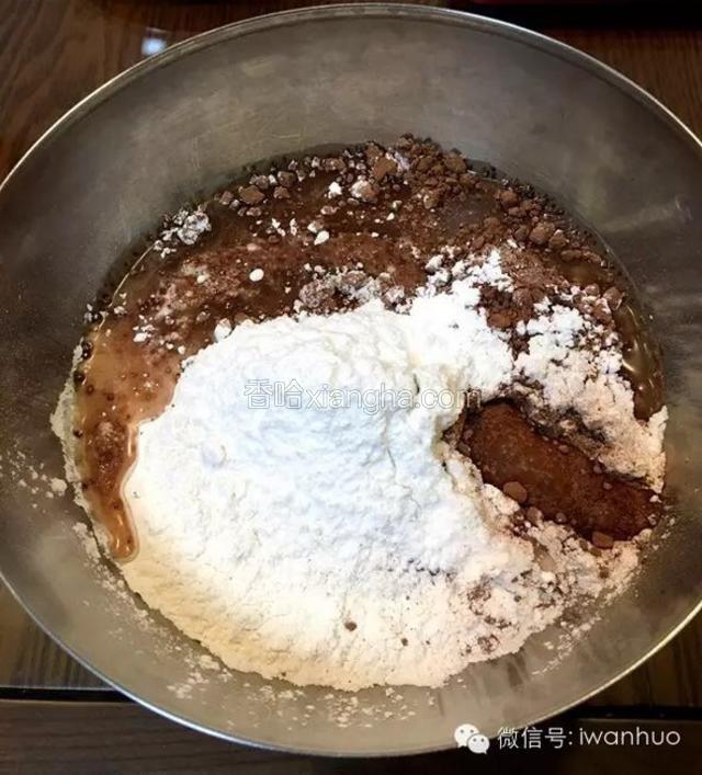 将糯米粉，糖粉，可可粉和水到在一个盆里。