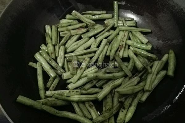 干煸豆角的做法图解4