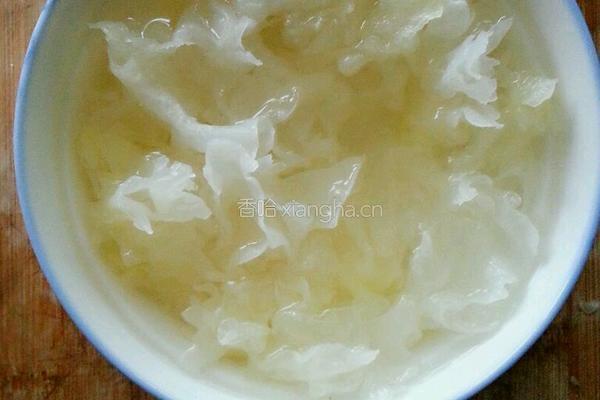 冰糖银耳雪梨的做法图解1