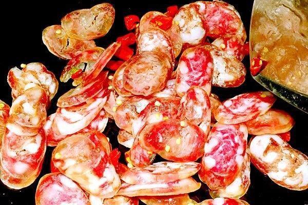腊肠炒紫甘蓝的做法图解3