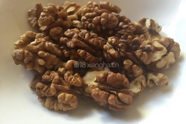 琥珀核桃仁的做法图解1